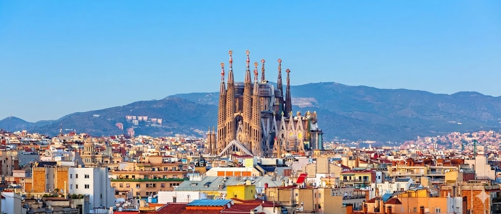 Relocation en Barcelona. Imagen de la ciudad condal con la Sagrada Familia. En las oficinas de aRelocation se gestionan los servicios de relocation en Barcelona